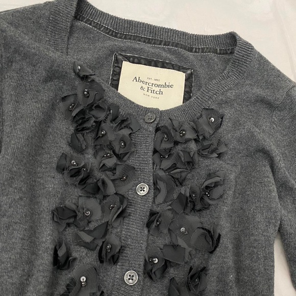 rare 2000s grey abercrombie & fitch cardigan with black ruffle flower detailing - Picture 3 of 6